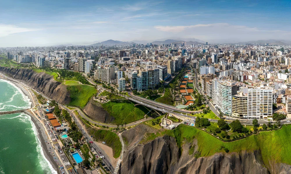 Administración de edificios en Miraflores — edificios residenciales frente al malecón de Miraflores, Lima